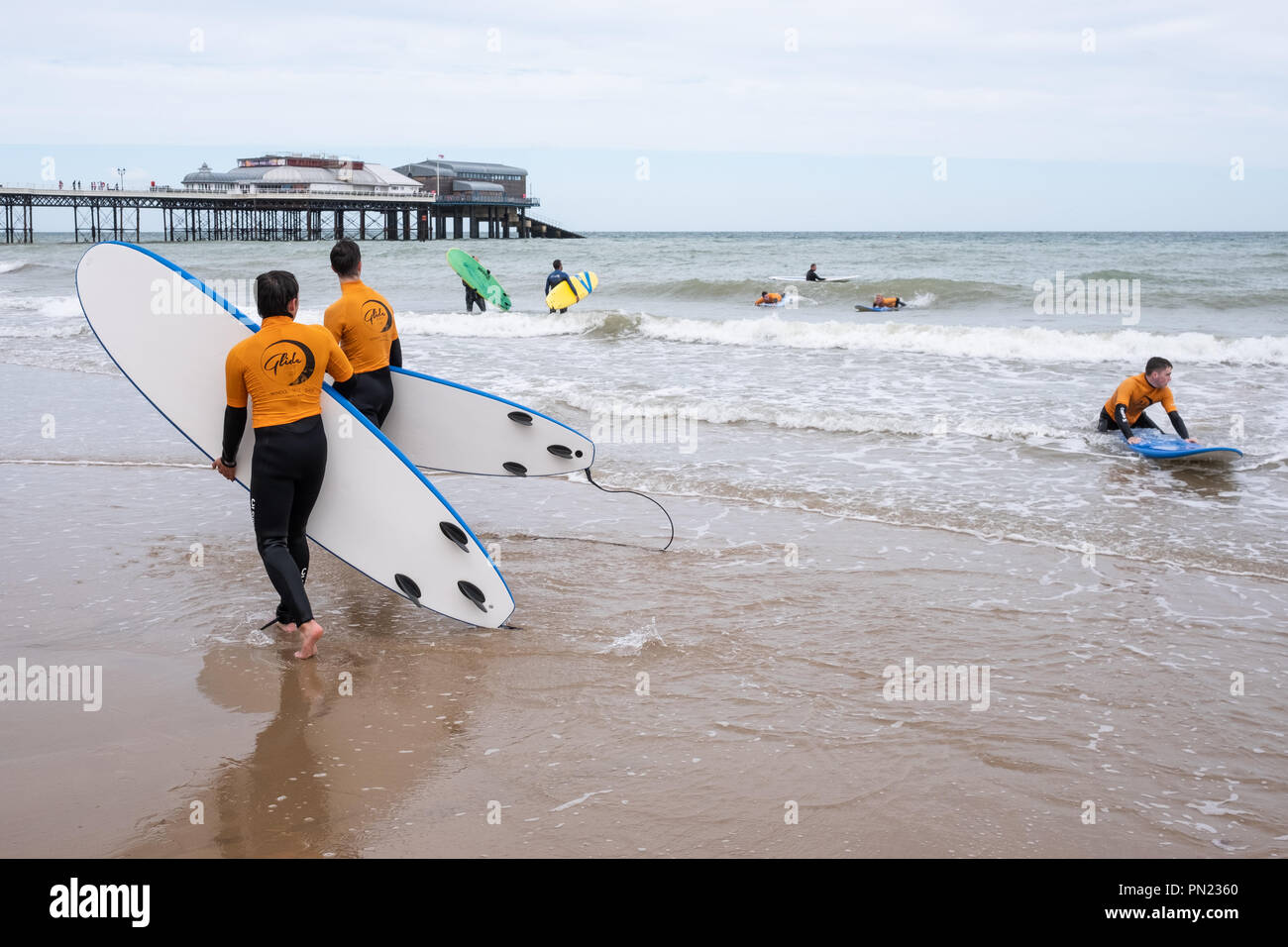 Surfen Klasse auf Cromer Beach, Norfolk, Großbritannien Stockfoto