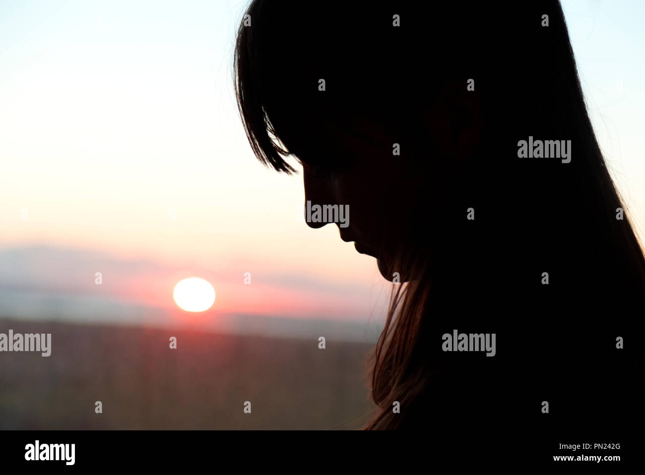 Trauriges Mädchen am Fenster Stockfoto