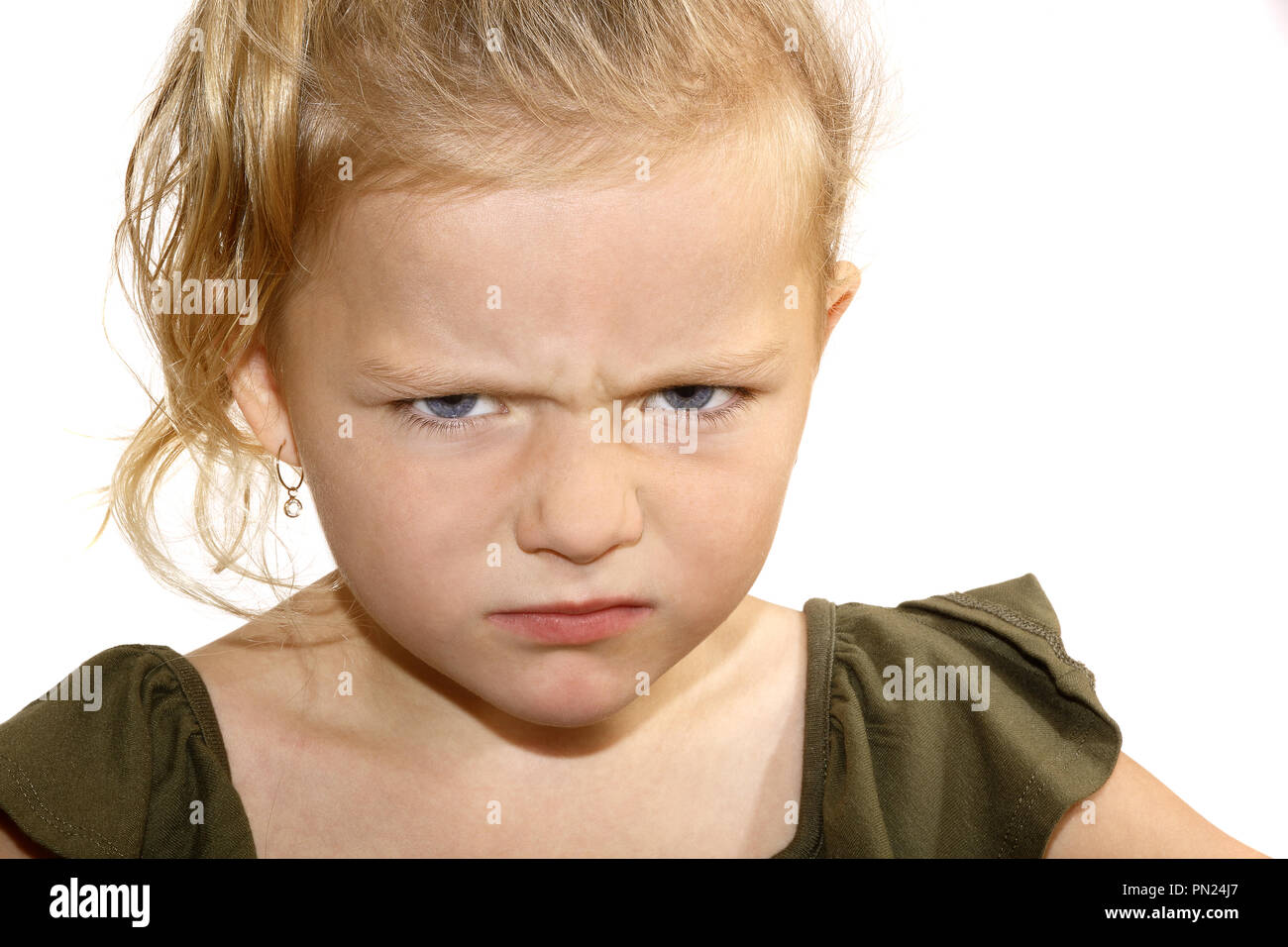 Sechs Jahre altes Mädchen missmutig an Kamera Stockfoto