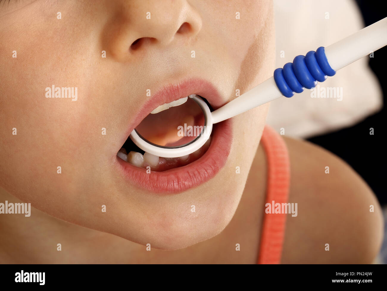 Sechs Jahre altes Mädchen in Zähne vom Zahnarzt untersucht Stockfoto