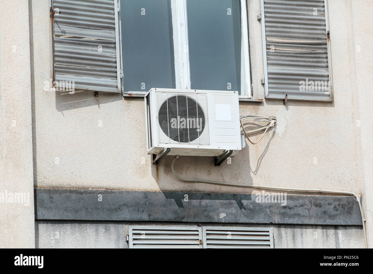 Klimaanlage, äußere Einheit auf der Fassade des alten Gebäudes, in der Nähe.  Fassade eines Hauses mit viel Klimaanlagen Stockfotografie - Alamy