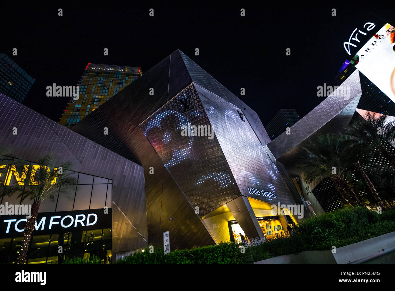 Die TOM FORD Las Vegas Designer Boutique speichern bei Nacht, den Strip in Las  Vegas, Nevada, USA Stockfotografie - Alamy