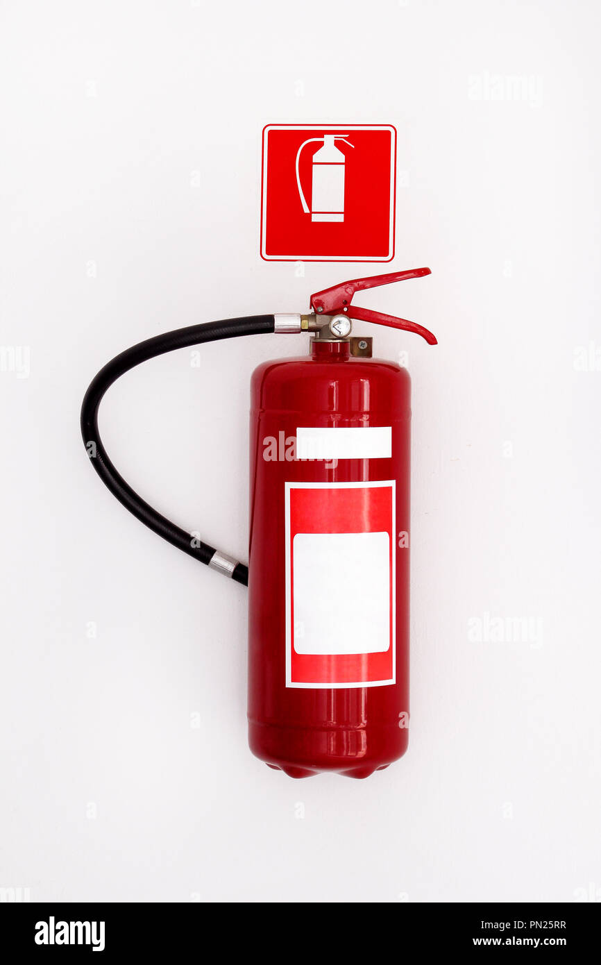 Chemische Feuerlöscher auf einer weißen Wand Hintergrund isoliert, mit Freistellungspfaden. Stockfoto