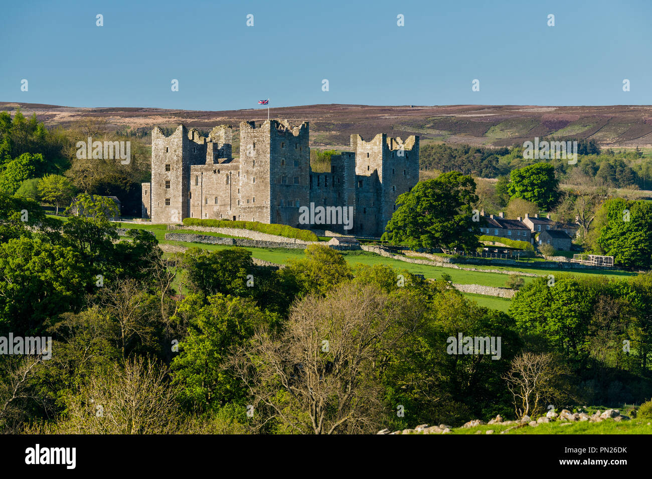 Beeindruckende historische, gut erhaltene Burg (wunderschöne Umgebung, befestigte Residenz, hohe Türme, blauer Himmel) - Bolton Castle, North Yorkshire England Großbritannien. Stockfoto