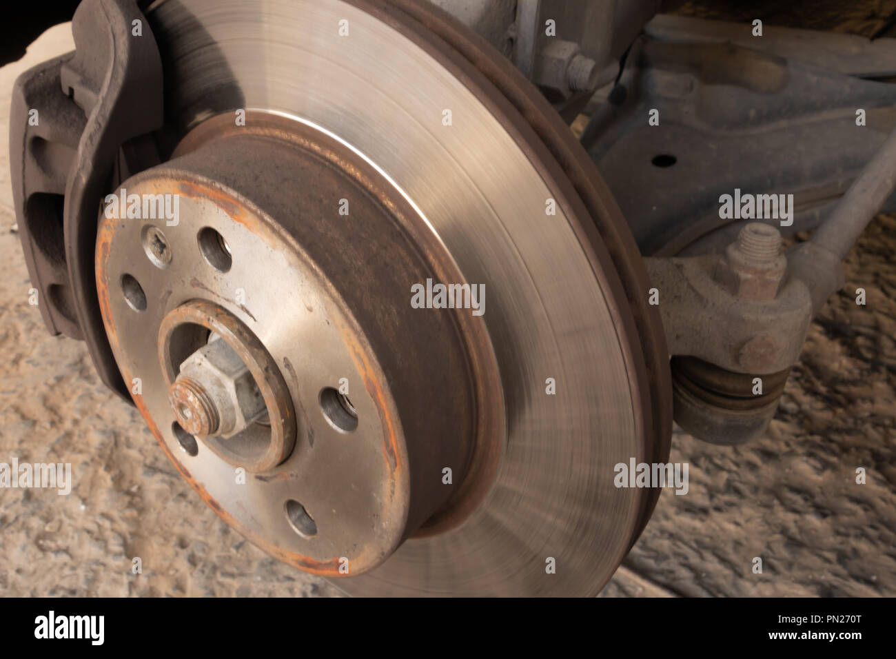 Bremsscheibe, Bremssattel und Kugelgelenk für ein Auto Stockfoto