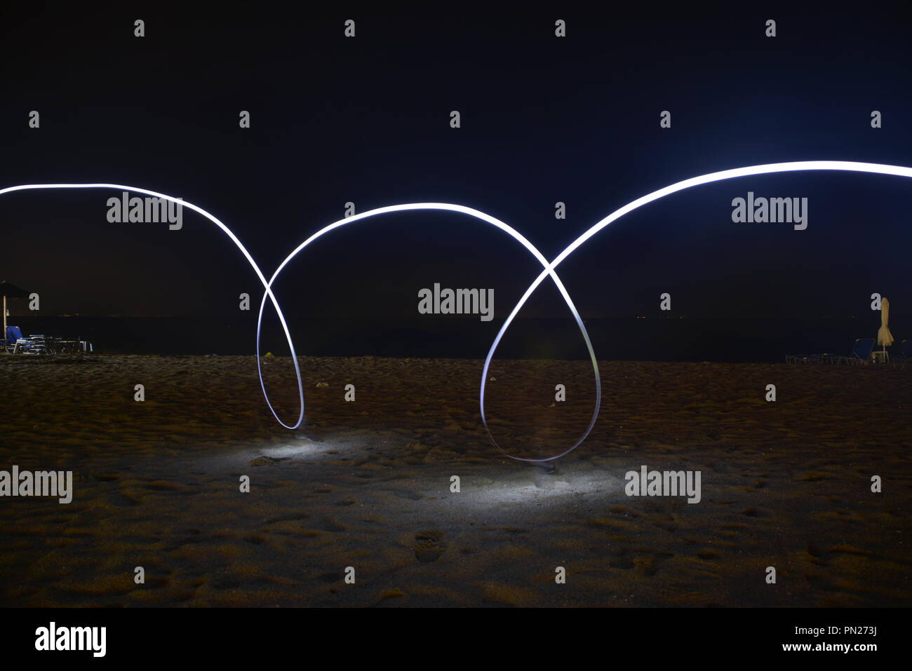 Linien von Licht am Strand, Griechenland Neoi Poroi Stockfoto