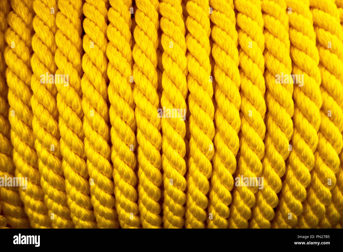 Vorhänge aus Metall Draht. geometrische Muster der Kabel. Hintergrund von Metallteilen. Stockfoto