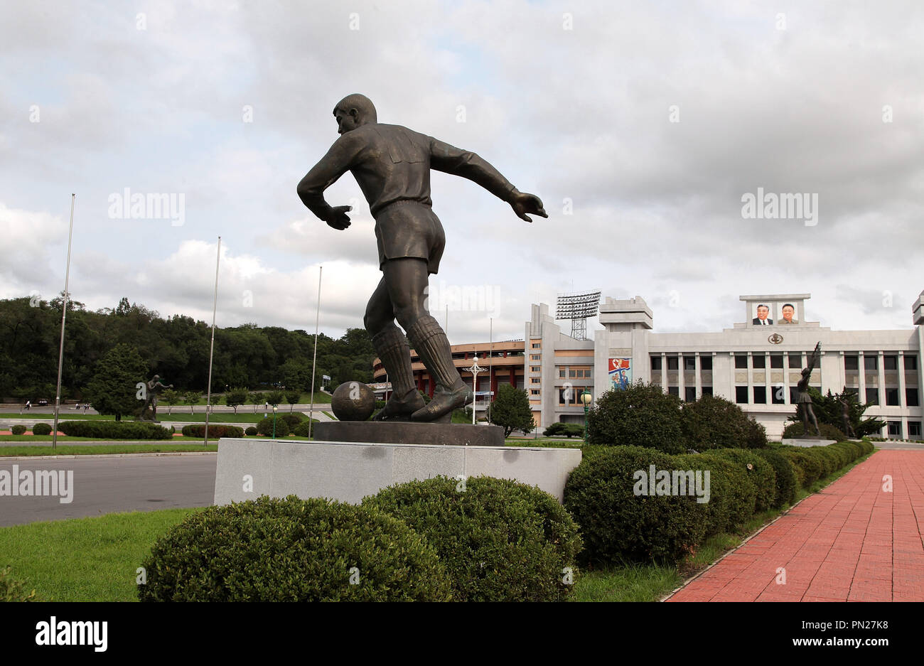 Kim Il Sung Stadion in Pjöngjang, in dem sich die Masse für das nationale Fußball-Team Stockfoto