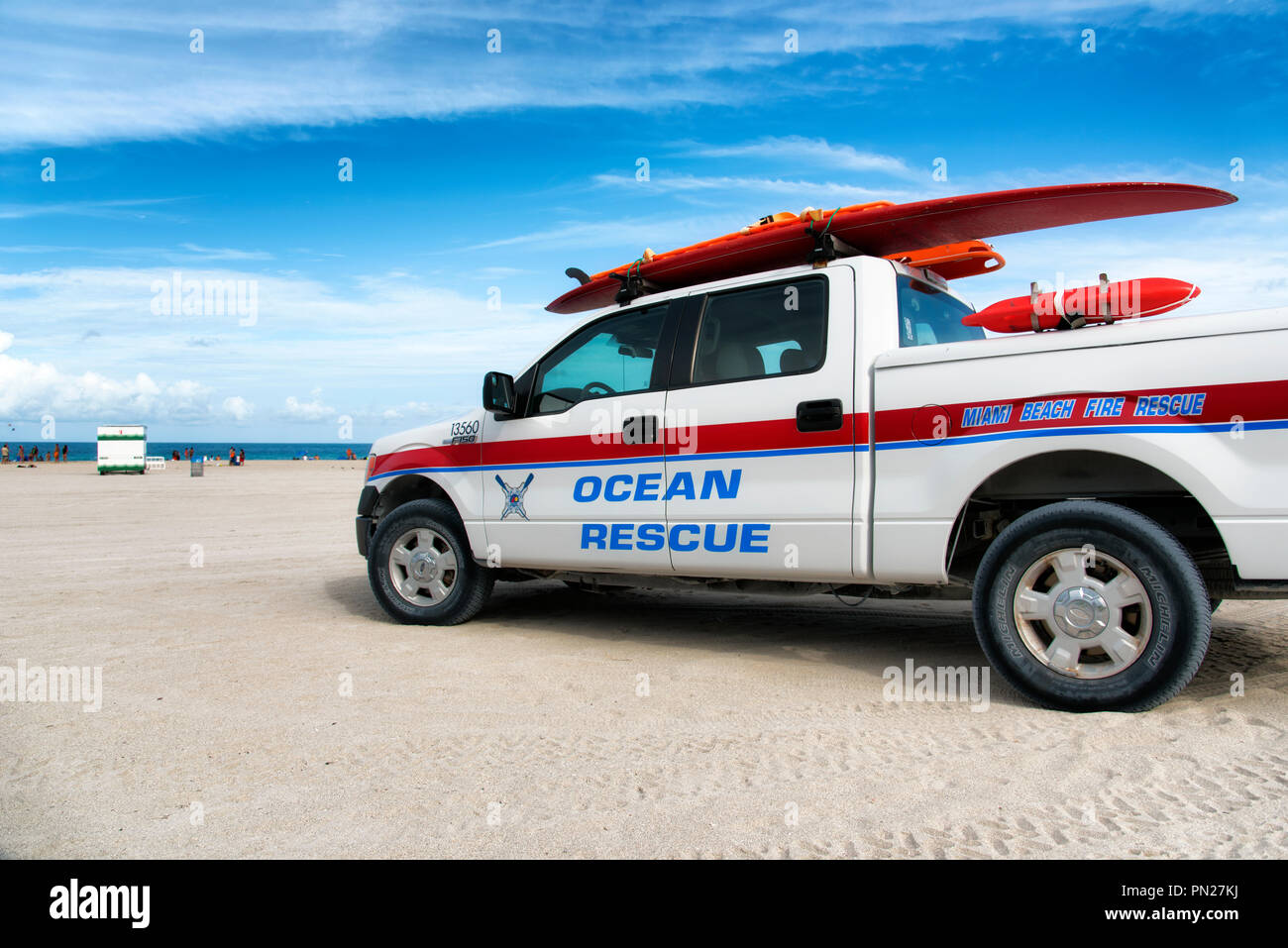 MIAMI BEACH, USA - 10. JUNI 2018: Ocean Rescue auto Patrouillen der Strand Stockfoto