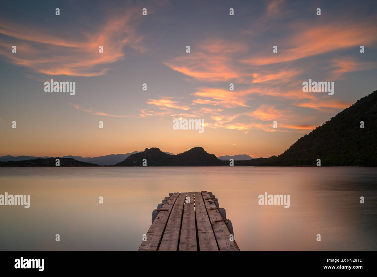 Goldene Stunde Sonnenuntergang auf einem Deck Stockfoto