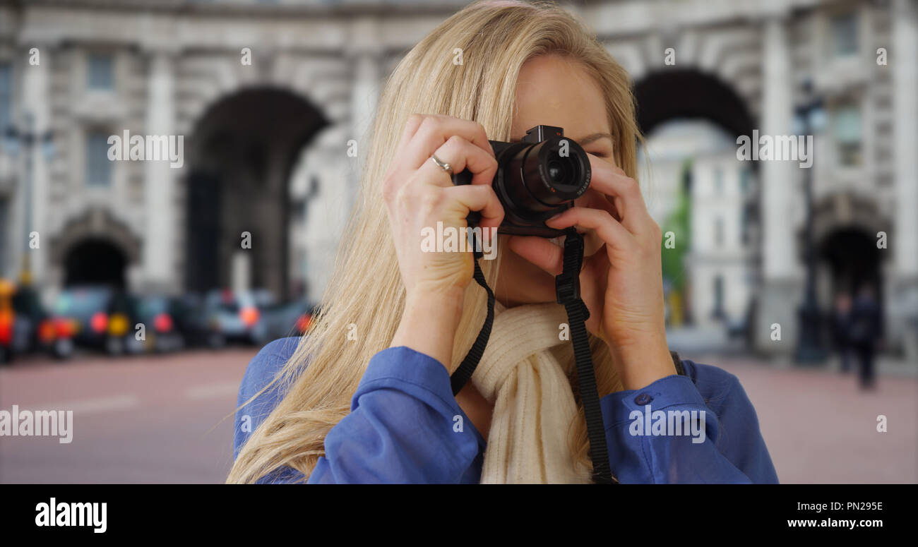Reisen junge weiße Frau nimmt Bilder in der Nähe von Admiralty Arch in London Stockfoto