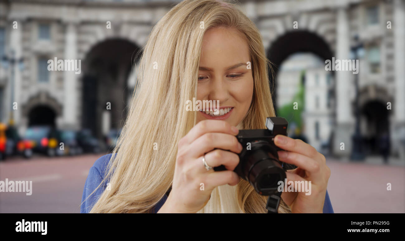 Reisen junge weiße Frau nimmt Bilder in der Nähe von Admiralty Arch in London Stockfoto
