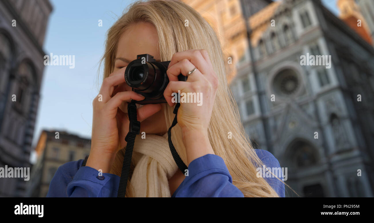 Gerne weiße Frau in Florenz Reisen nimmt Fotos in der Nähe der Kathedrale von Florenz Stockfoto