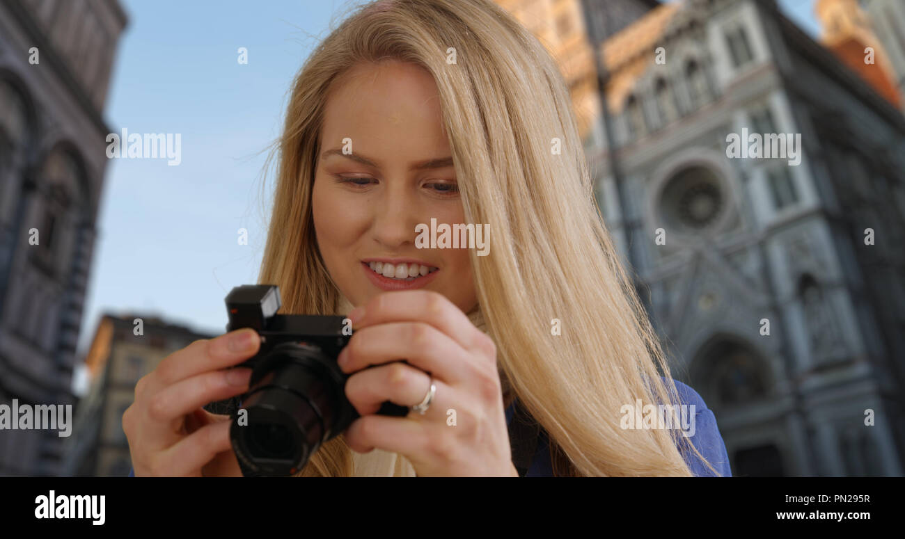 Gerne weiße Frau in Florenz Reisen nimmt Fotos in der Nähe der Kathedrale von Florenz Stockfoto