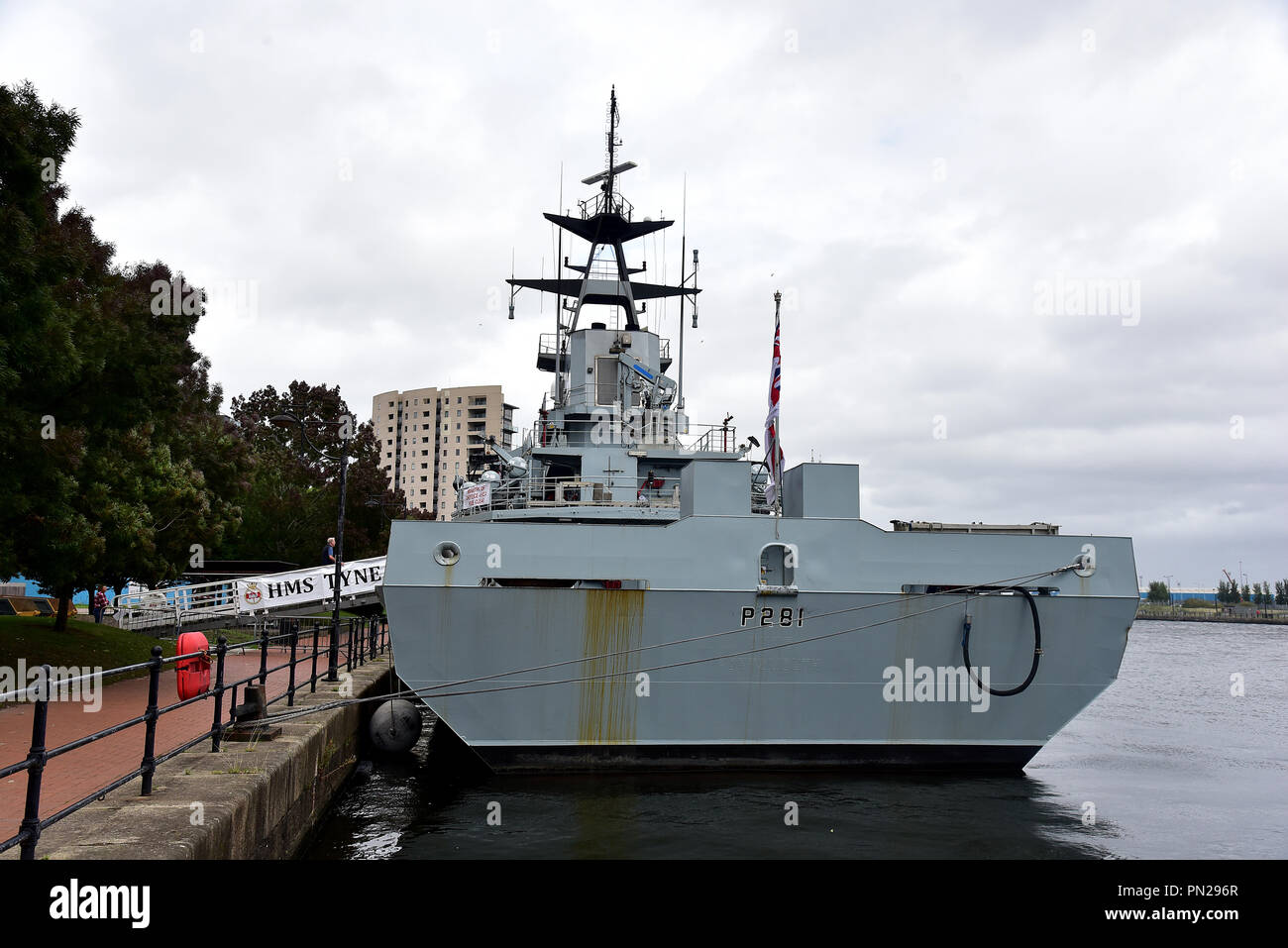 Tall Ship Lord Nelson Schlafplätze neben HMS Tyne an der Cardiff Bay, South Wales, Großbritannien, 19. September. HMS Tyne ist ein Royal Navy patrol Schiff Stockfoto