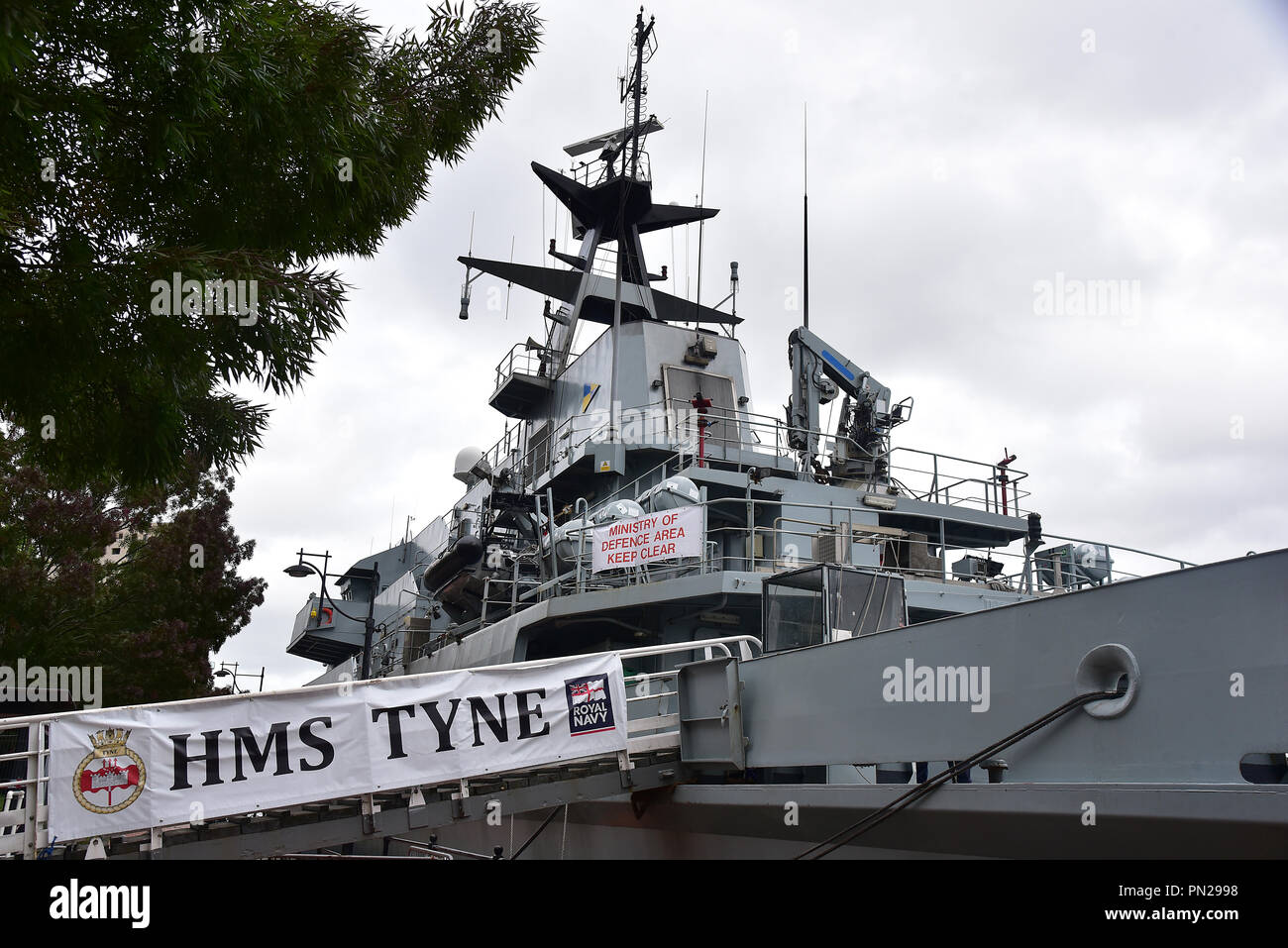 Tall Ship Lord Nelson Schlafplätze neben HMS Tyne an der Cardiff Bay, South Wales, Großbritannien, 19. September. HMS Tyne ist ein Royal Navy patrol Schiff Stockfoto