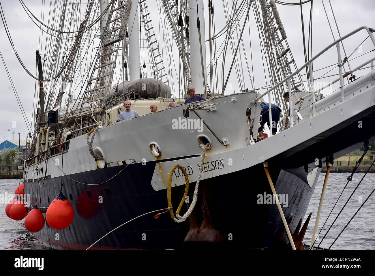 Tall Ship Lord Nelson Schlafplätze neben HMS Tyne an der Cardiff Bay, South Wales, Großbritannien, 19. September. HMS Tyne ist ein Royal Navy patrol Schiff Stockfoto