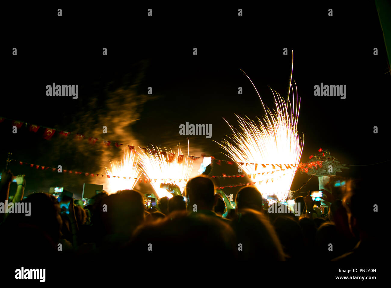 Izmir, Türkei - September 9, 2018. Republikanische Baum mit Fahnen, Leute und Feuerwerk. Für die Feier der Tag der Unabhängigkeit von Izmir. Das sculpt Stockfoto