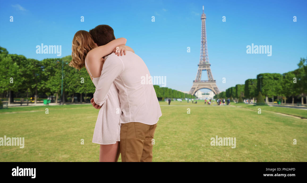 Happy kaukasischen Paar in den Flitterwochen in Paris Stockfoto
