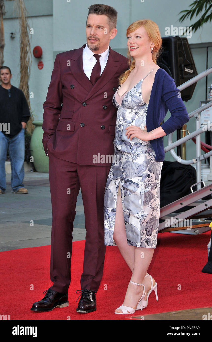 Ethan Hawke & Sarah Snook am Ethan Hawke Handabdrücke & Footprints Zeremonie an der TCL Chinese Theatre in Hollywood, CA am Donnerstag, 8. Januar 2015. Foto von PRPP PRPP/PictureLux Datei Referenz # 32534 022 PRPP 01 nur für redaktionelle Verwendung - Alle Rechte vorbehalten Stockfoto