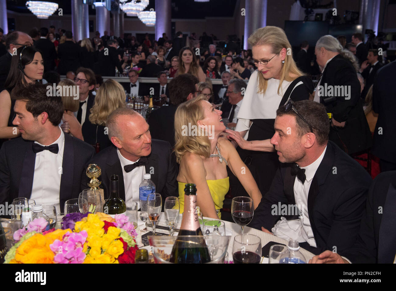 Schauspielerinnen Meryl Street und Naomi Watts teilen sich ein Lachen während Schauspieler Michael Keaton und Liev Schreiber sprechen nach der Keaton Akzeptanz eines Golden Globe während die 72. jährliche Golden Globe Awards im Beverly Hilton in Beverly Hills, CA am Sonntag, 11. Januar 2015. Datei Referenz # 32536 616 GFS nur für redaktionelle Verwendung - Alle Rechte vorbehalten Stockfoto