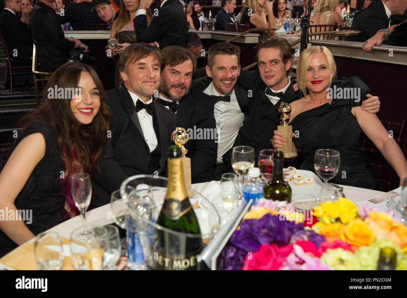 Lorelei Linklater, Richard Linklater (Gewinner des BEST DIRECTOR - MOTION PICTURE, Bestes Drehbuch - MOTION PICTURE, BEST MOTION PICTURE - Drama), Jack Black, Ethan Hawke (Nominiert für die beste Leistung durch einen Schauspieler in einer unterstützenden Rolle in einem Kinofilm für seine Rolle in "KNABENALTER"), Ellar Coltrane, und Patricia Arquette (Sieger der BESTE LEISTUNG DURCH EINE SCHAUSPIELERIN IN EINER NEBENROLLE IN EINEM KINOFILM für ihre Rolle in "KNABENALTER") auf dem 72. jährlichen Golden Globe Awards im Beverly Hilton in Beverly Hills, CA am Sonntag, 11. Januar 2015. Datei Referenz # 32536 637 GFS nur für redaktionelle Verwendung - Alle Stockfoto