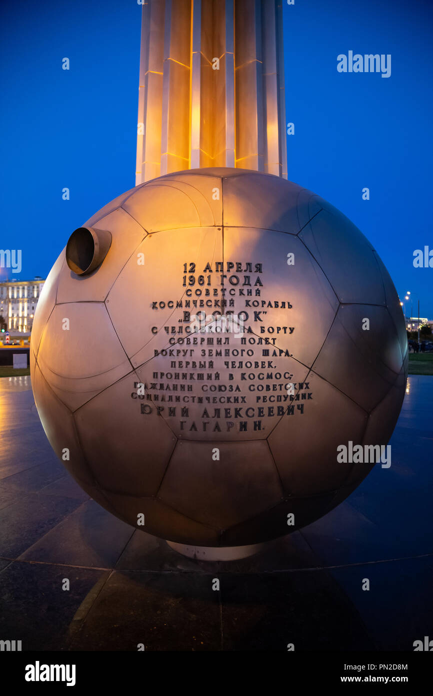 Moskau, Russland - 17. SEPTEMBER 2018: Titan Denkmal der erste Astronaut Juri Gagarin auf Gagarin Quadrat in der Abenddämmerung. April 12, 1961, Juri Gagarin Stockfoto