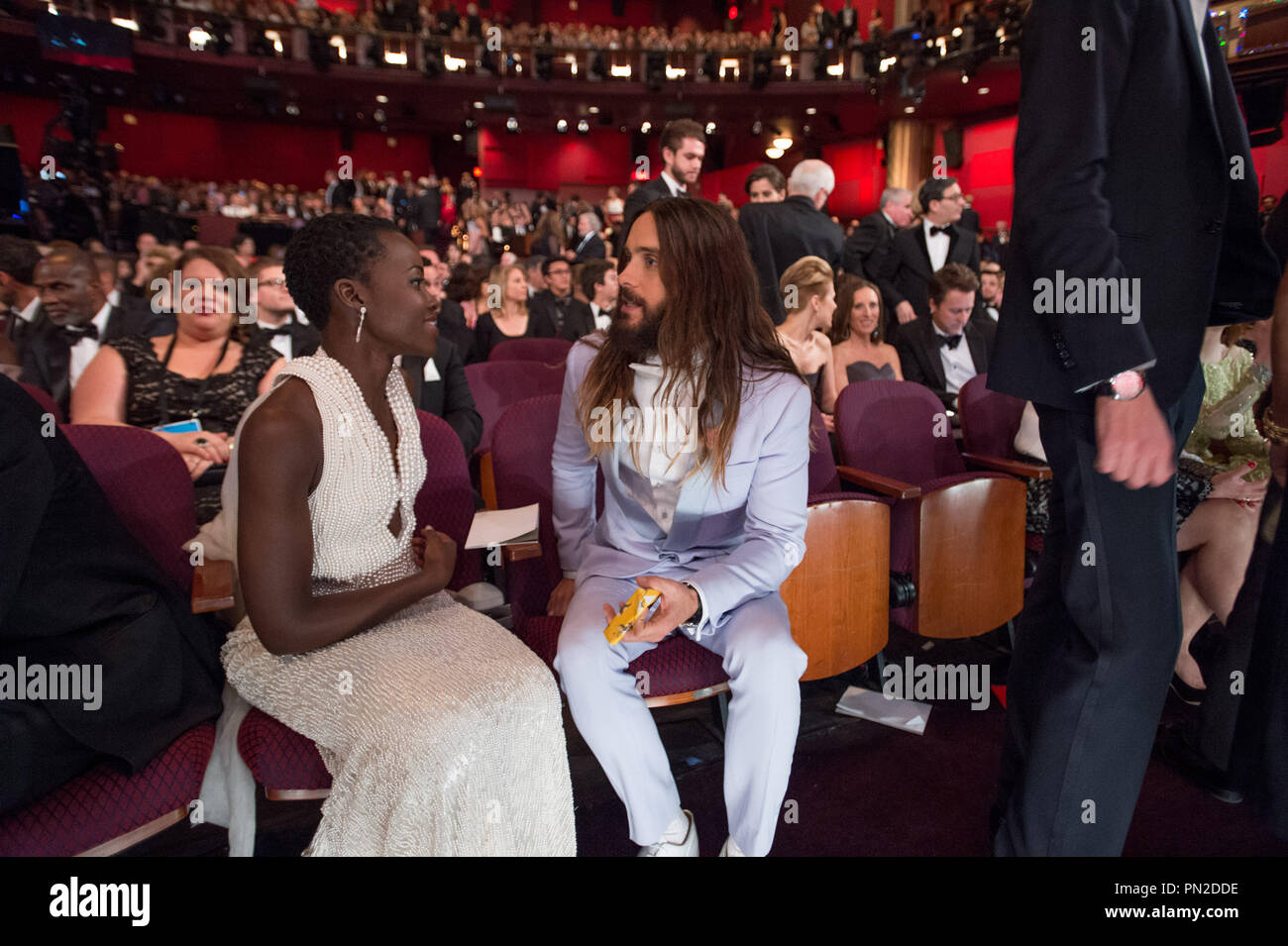 Moderatoren Lupita Nyong'o und Jared Leto Chat während der Live ABC Telecast der 87 Oscars® auf der Dolby® Theater in Hollywood, CA am Sonntag, den 22. Februar, 2015. Datei Referenz # 32569 044 THA nur für redaktionelle Verwendung - Alle Rechte vorbehalten Stockfoto