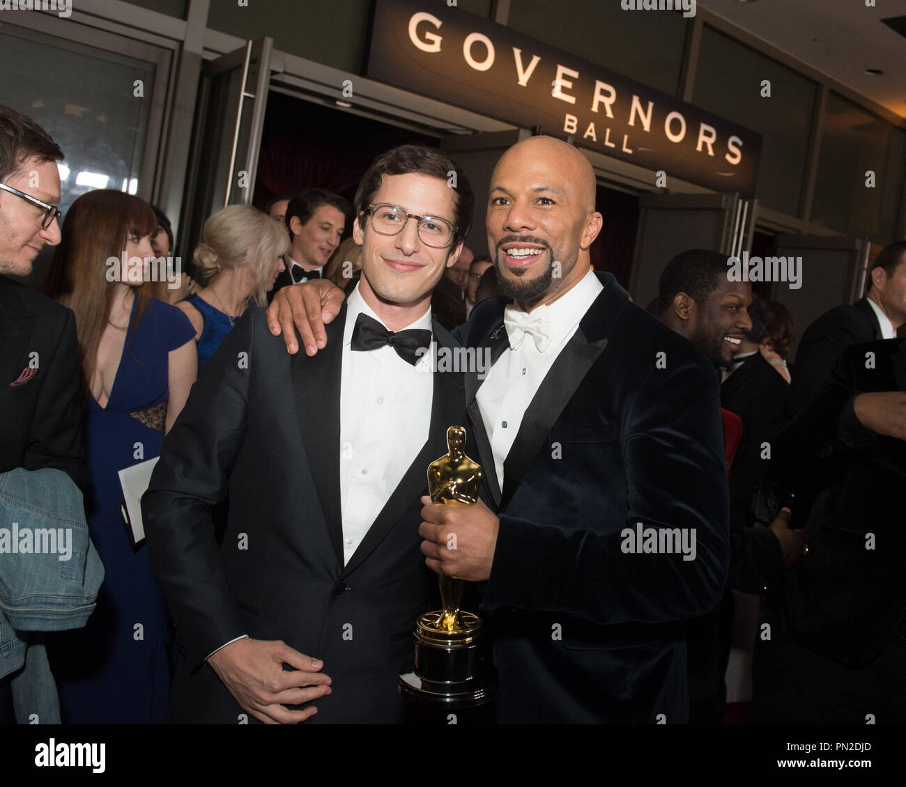 Andy Samberg posieren für ein Foto mit Oscar®-Preisträger, Lonnie Lynn für Musik (Original Song), für die Arbeit an "Herrlichkeit" von "Selma"; während im Governor's Ball nach dem live ABC Telecast der 87 Oscars® auf der Dolby® Theater in Hollywood, CA am Sonntag, den 22. Februar, 2015. Datei Referenz # 32991 002 THA nur für redaktionelle Verwendung - Alle Rechte vorbehalten Stockfoto