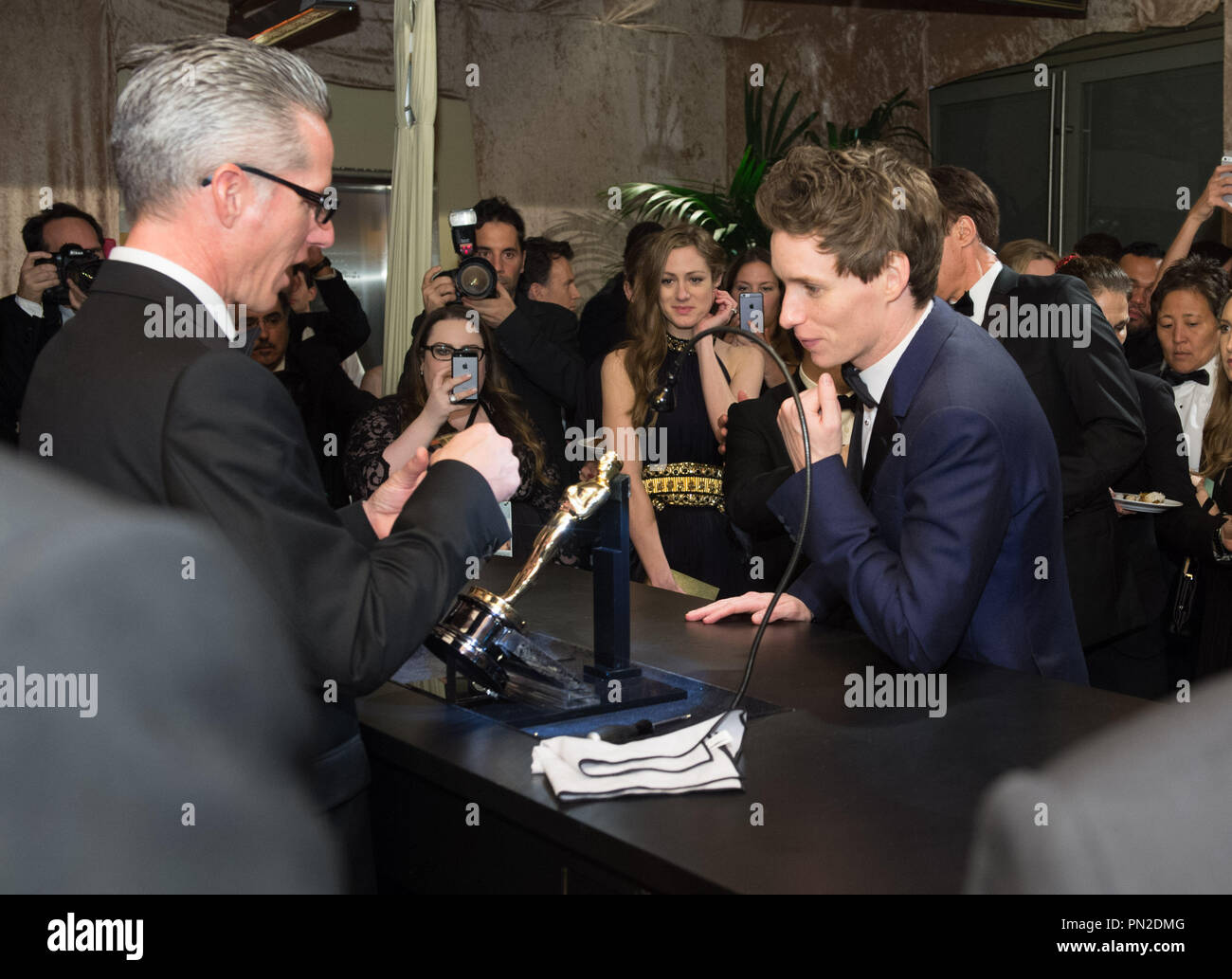 Eddie Redmayne mit dem Oscar® für die Leistung durch einen Schauspieler in einer Hauptrolle, für die Arbeit über die "Theorie von allem", im Governor's Ball nach dem live ABC Telecast der 87 Oscars® auf der Dolby® Theater in Hollywood, CA am Sonntag, den 22. Februar, 2015. Datei Referenz # 32991 034 THA nur für redaktionelle Verwendung - Alle Rechte vorbehalten Stockfoto