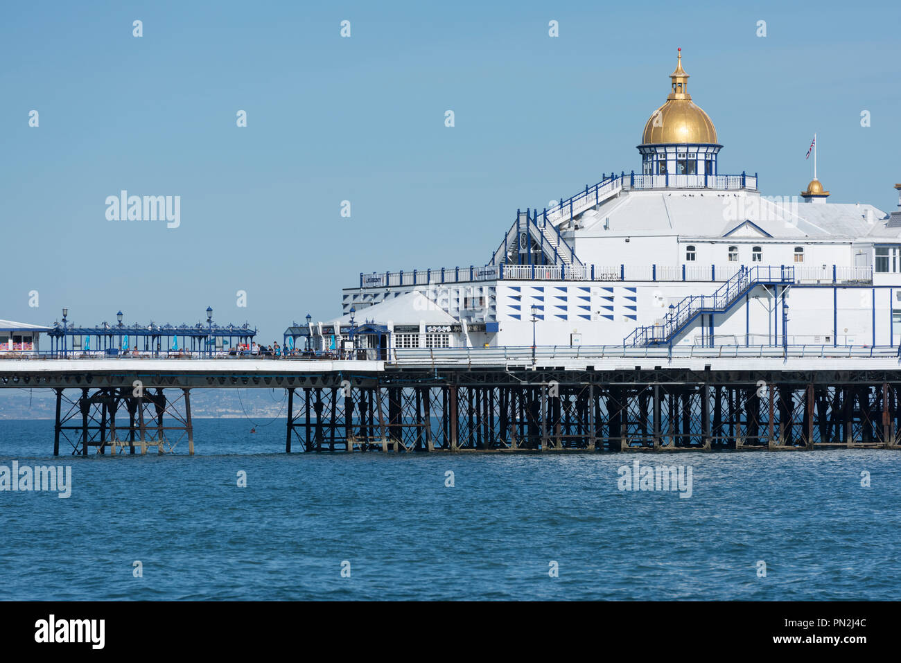 Eastbourne Pier in der Grafschaft East Sussex, an der Südküste von England im Sommer. Stockfoto