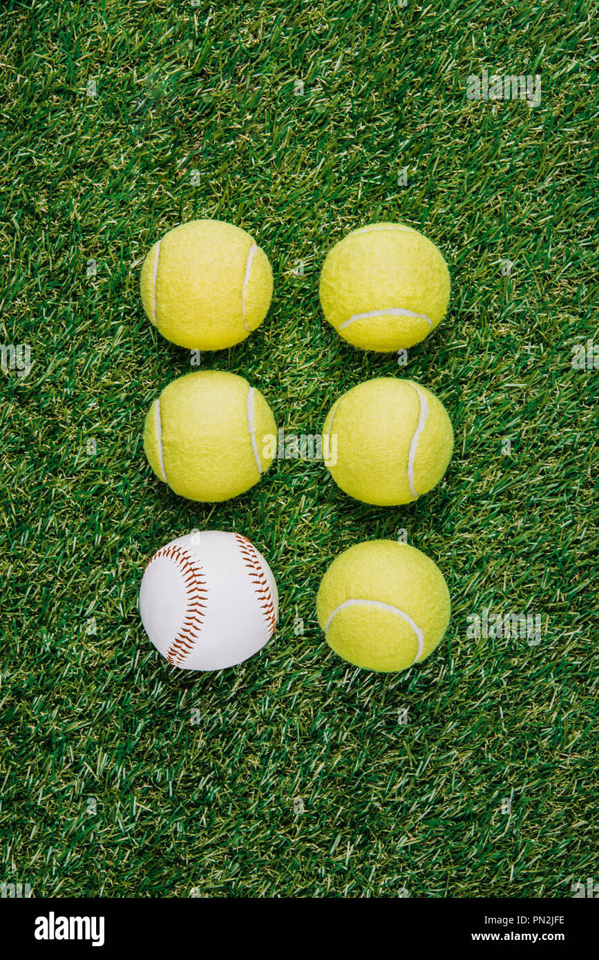 Flach mit Anordnung von Tennis und Baseball Bälle auf grünem Gras Stockfoto
