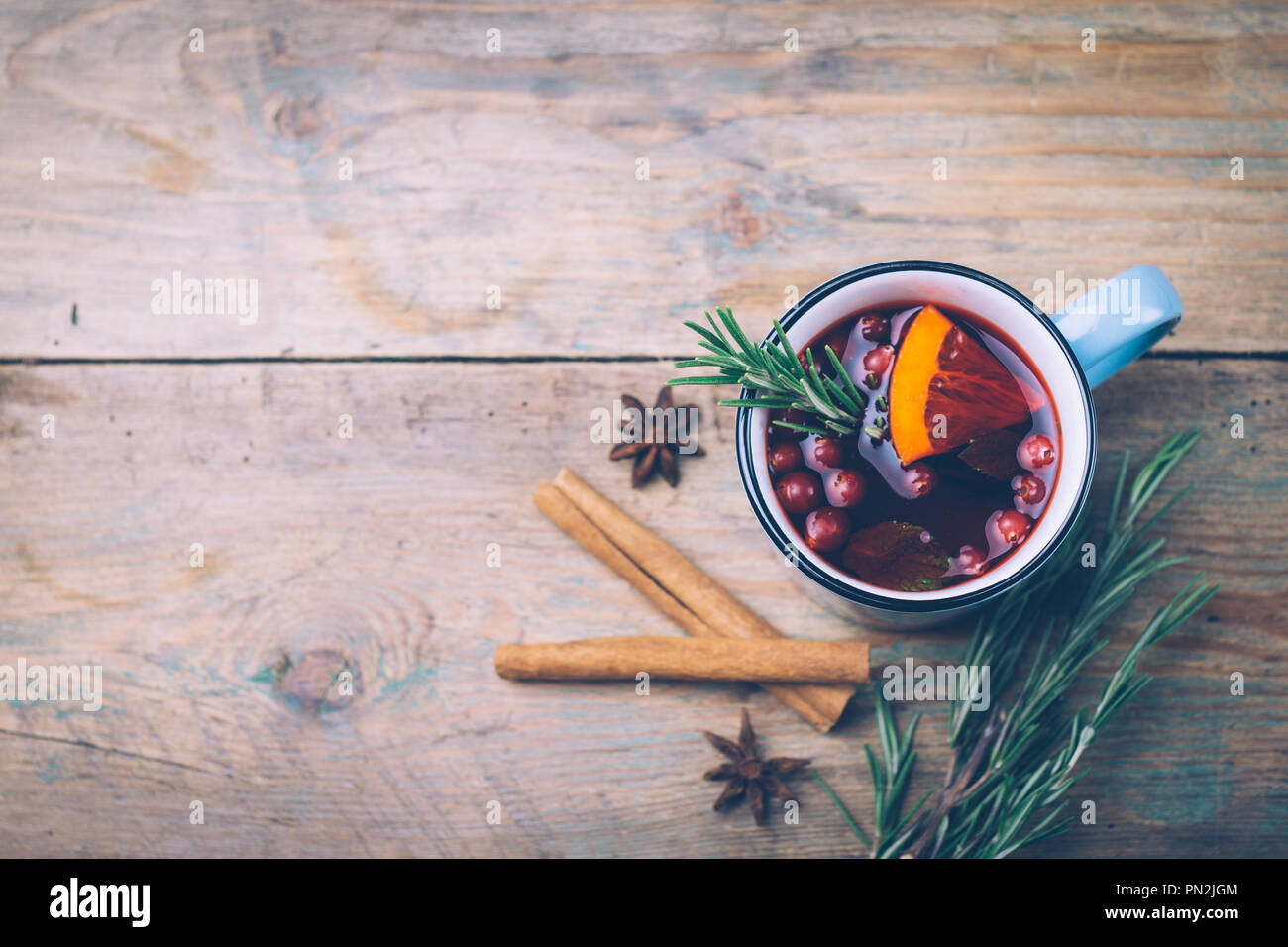 Weihnachten Getränk (im Winter warme Getränke). Glühwein, Punsch und Gewürze für glintwine auf vintage Holztisch Hintergrund der Ansicht von oben. Platz kopieren Stockfoto