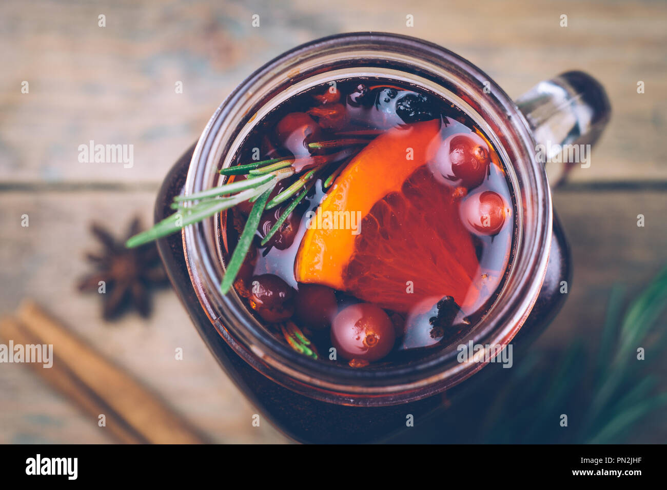 Weihnachten Getränk (im Winter warme Getränke). Glühwein, Punsch und Gewürze für glintwine auf vintage Holztisch Hintergrund der Ansicht von oben. Platz kopieren Stockfoto