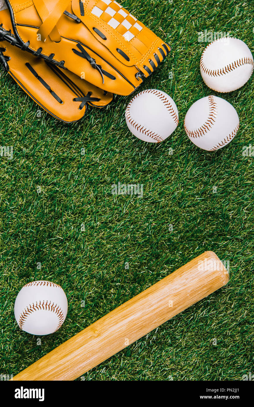 Flach mit Baseball Ausrüstung auf grünem Gras angeordnet Stockfoto