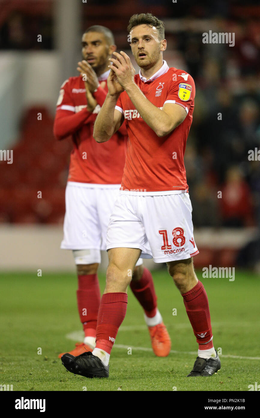 Jack Robinson von Nottingham Forest (vorne) und Lewis Grabban von Nottingham Forest während des Sky Bet Championship-Spiels auf dem City Ground, Nottingham. DRÜCKEN SIE VERBANDSFOTO. Bilddatum: Mittwoch, 19. September 2018. Siehe PA Story SOCCER Forest. Bildnachweis sollte lauten: Aaron Chown/PA Wire. EINSCHRÄNKUNGEN: Keine Verwendung mit nicht autorisierten Audio-, Video-, Daten-, Fixture-Listen, Club-/Liga-Logos oder „Live“-Diensten. Online-in-Match-Nutzung auf 120 Bilder beschränkt, keine Videoemulation. Keine Verwendung in Wetten, Spielen oder Veröffentlichungen für einzelne Vereine/Vereine/Vereine/Spieler. Stockfoto