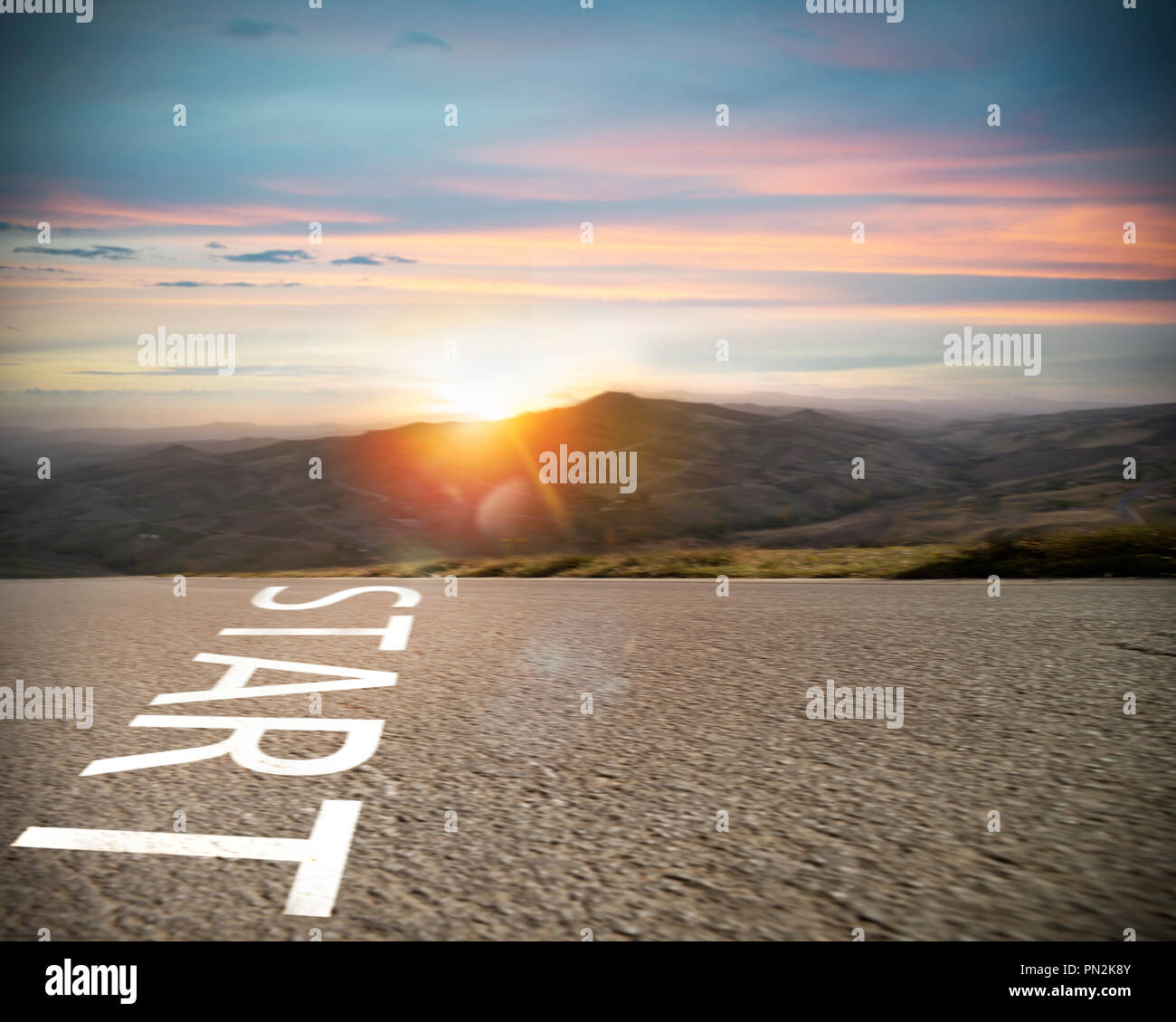 Start Geschrieben am Boden auf einer Straße bei Sonnenuntergang. Konzept der neuen Anfang und starten neue Chancen Stockfoto