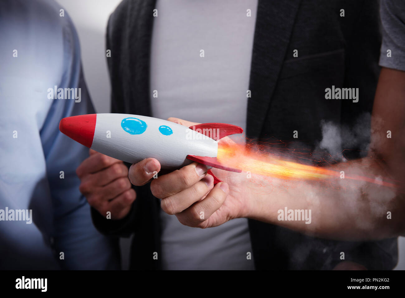 Geschäftsmann startet seine Start-up-Unternehmen mit einer Rakete Stockfoto