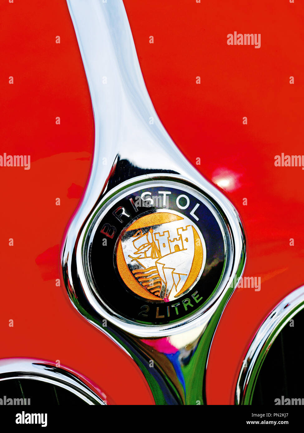 Whitley Bay Motor Show vintage rot Bristol 2 liter Motorhaube logo Stockfoto
