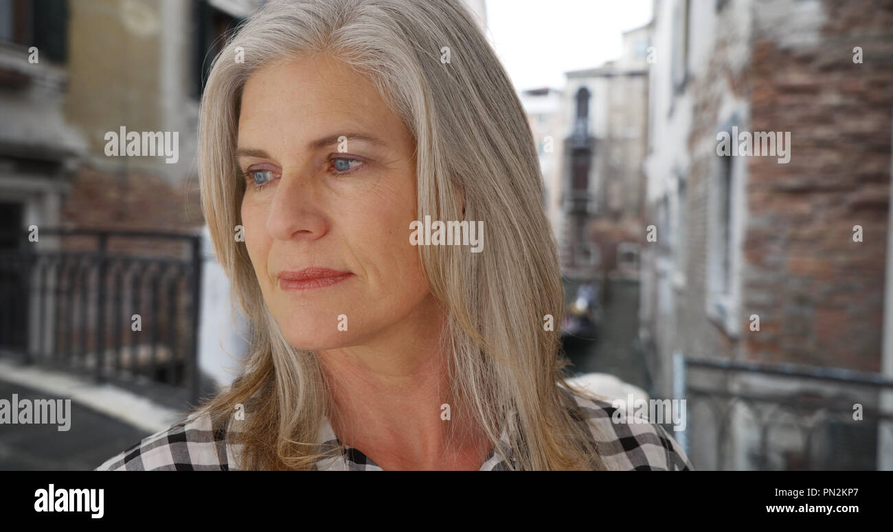 Traurig kaukasische Frau schaut weg von der Kamera in Venedig Stockfoto