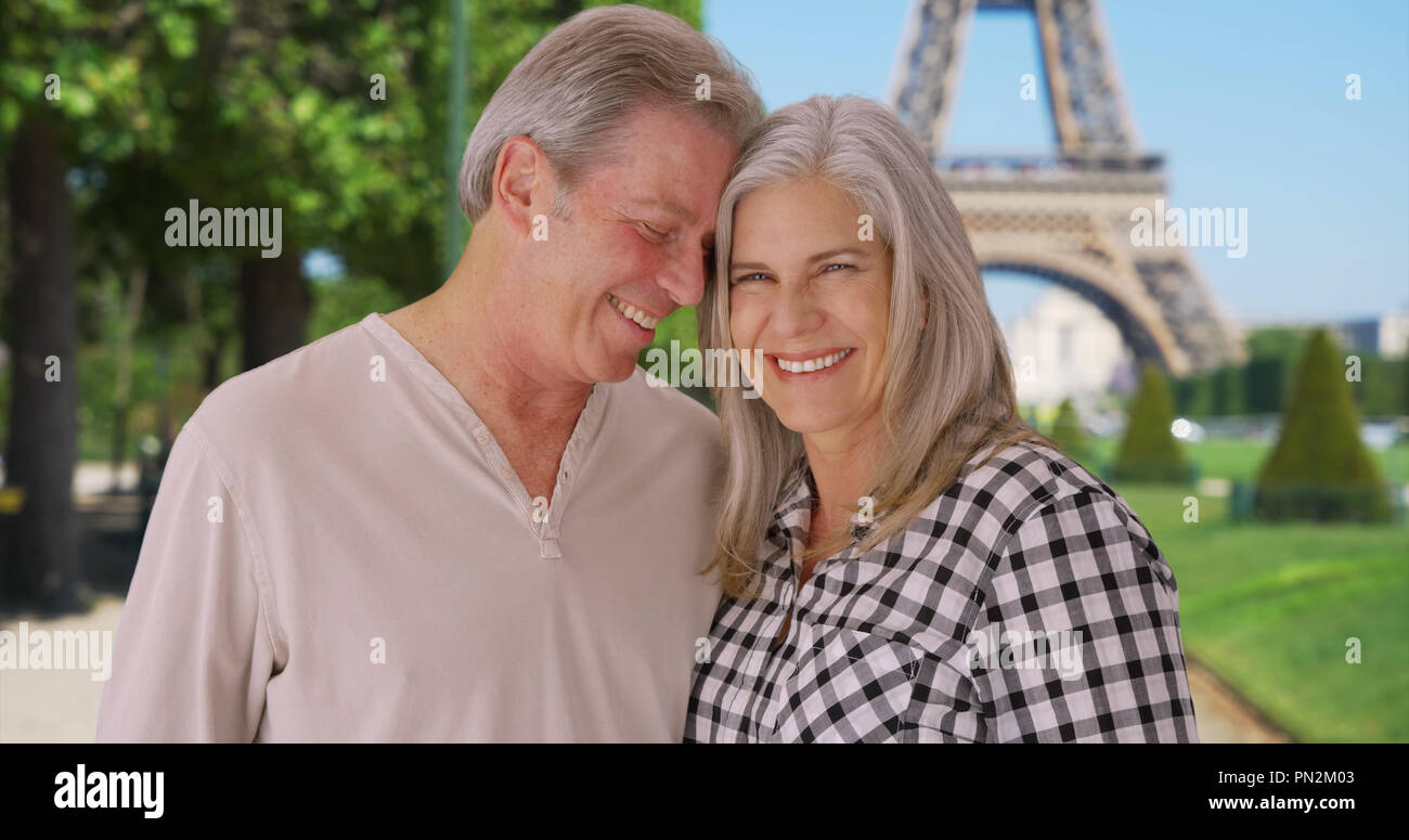 Senior kaukasischen Paar stehen gemeinsam vor Eiffelturm Stockfoto