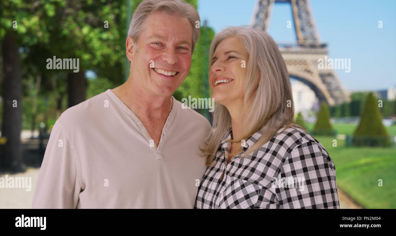 Senior kaukasischen Paar stehen gemeinsam vor Eiffelturm Stockfoto