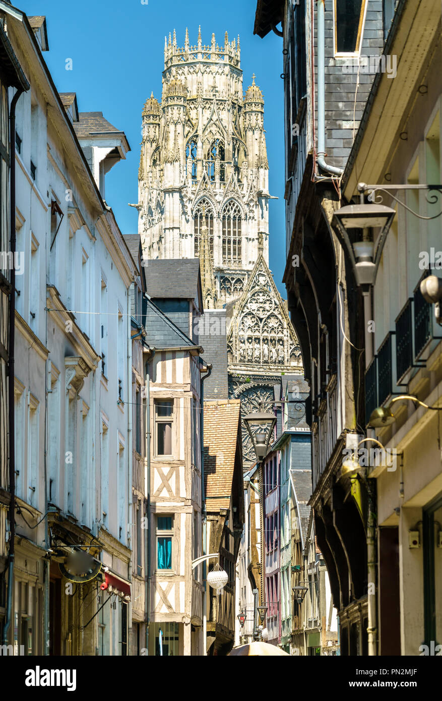 Blick auf die Abtei von Saint-Ouen von einer Straße in der Altstadt von Rouen, Frankreich Stockfoto