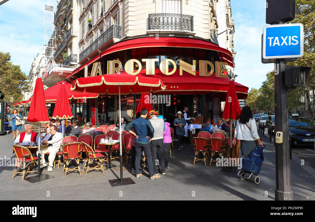 Das berühmte Café La Rotonde lovated am Boulevard Montparnasse, Paris, Frankreich. Stockfoto