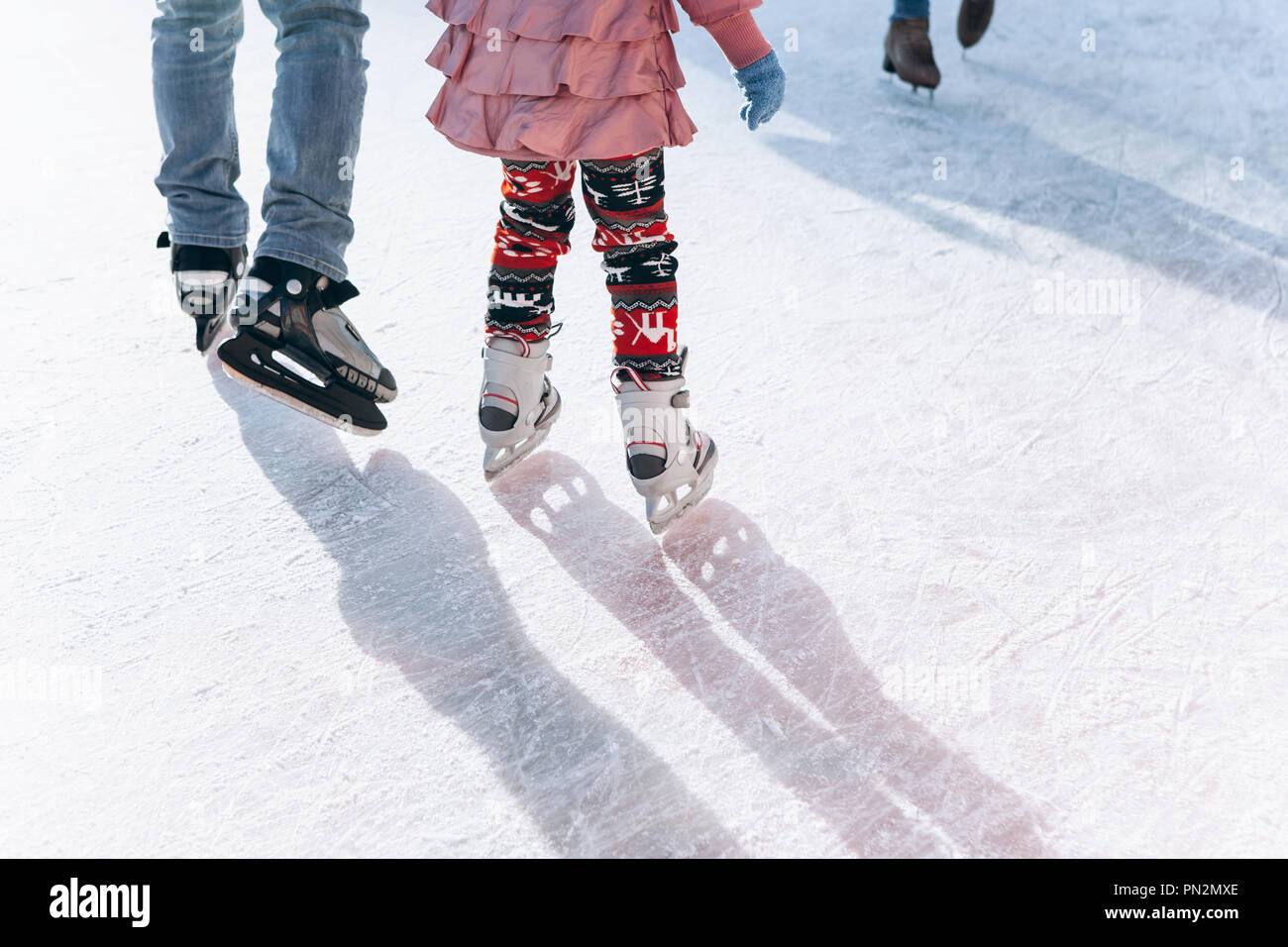 Leute, Fahrt auf der Eislaufbahn auf der Eisbahn in den Weihnachtsferien. Sport und Spaß Zeitvertreib. Stockfoto