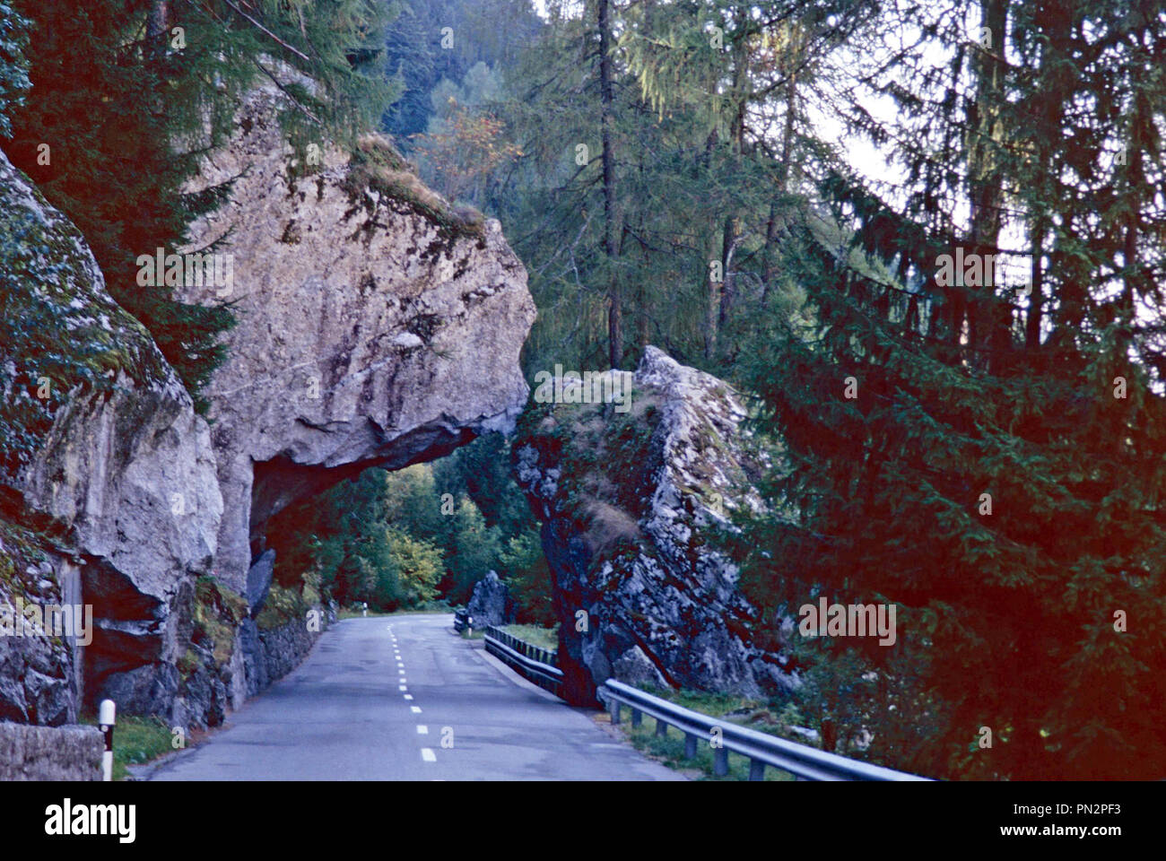 Rock Formation über die Autobahn nach Sino d'Adda, Italien Stockfoto