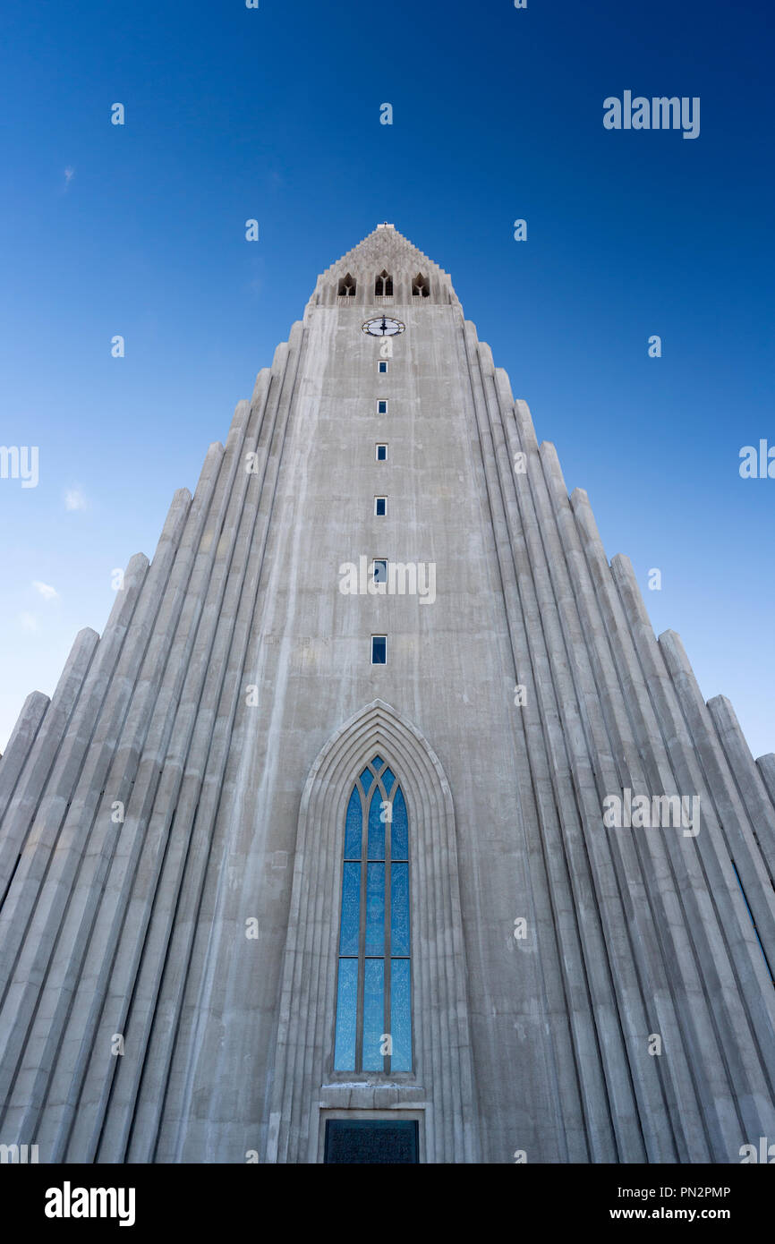 Moderne Architektur Frontansicht der Lutherischen Kirche HallgrImskirkja Kathedrale in Reykjavik, Island, entworfen von gudjon Samuelsson Stockfoto