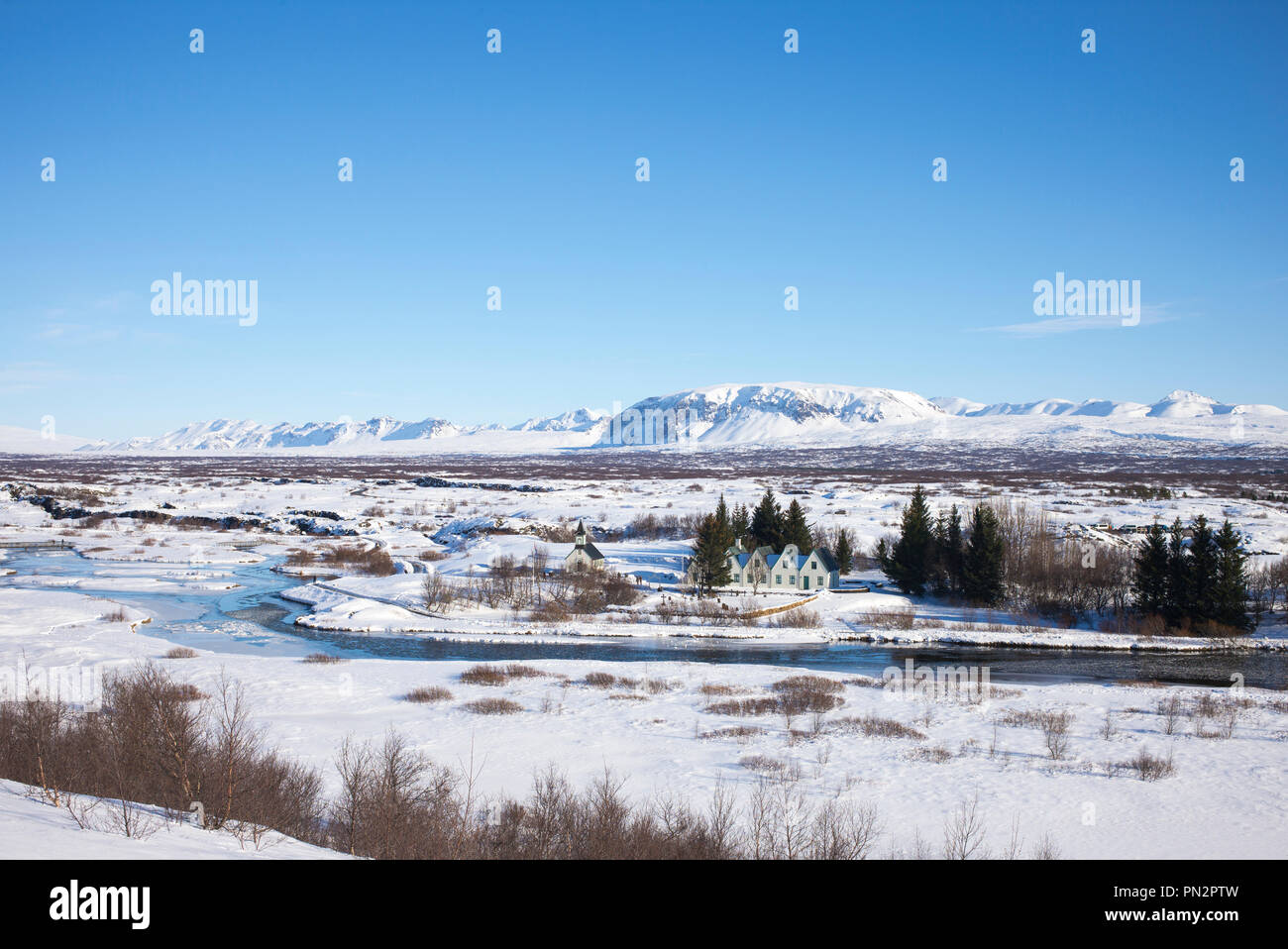 Blick von oben auf schneebedeckte, berühmte Sehenswürdigkeit Nationalpark Thingvellir - pingvellir - in Island Stockfoto