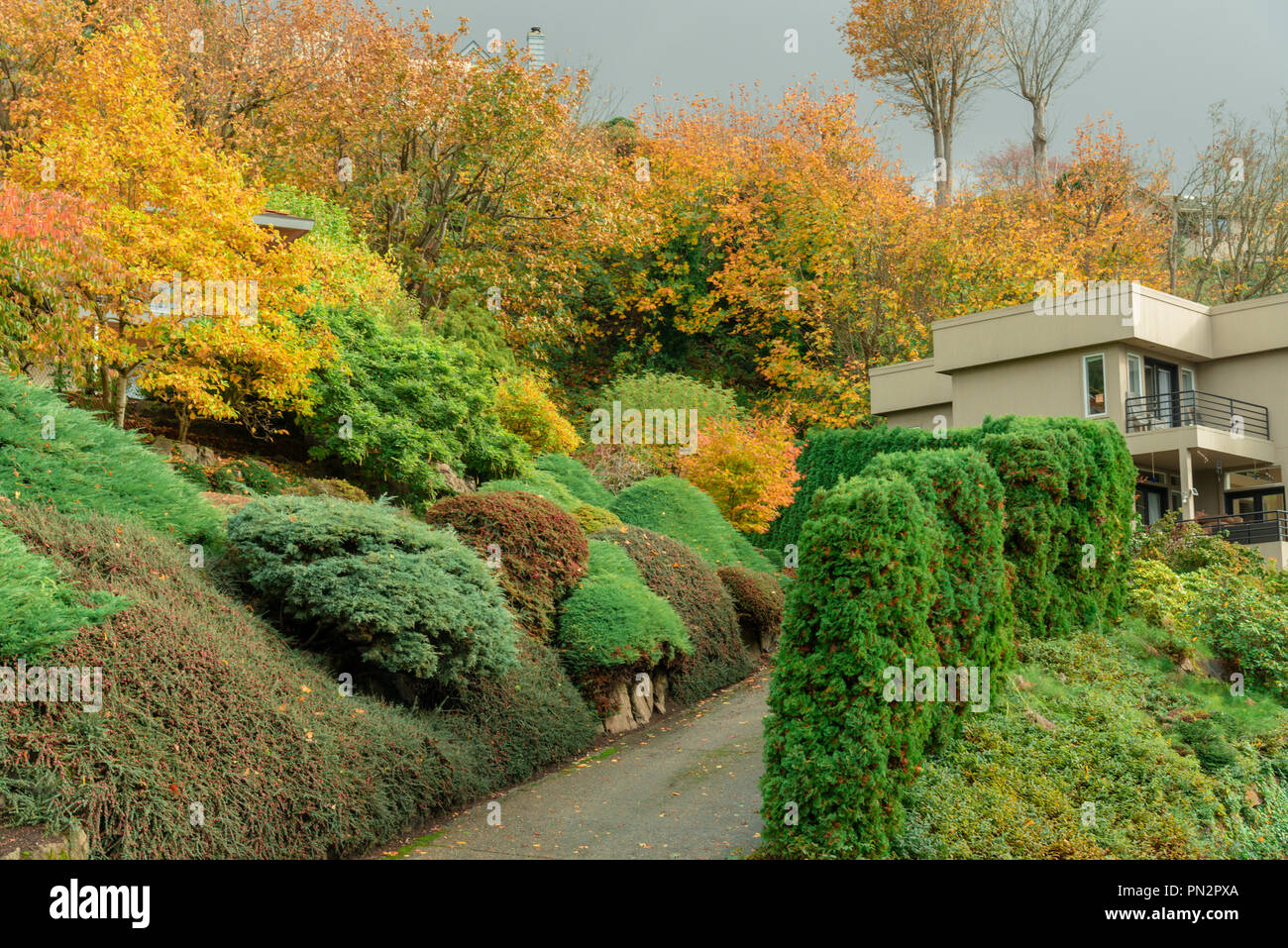 Angelegten upscale home Einfahrt in herbstlichen Farben. Stockfoto