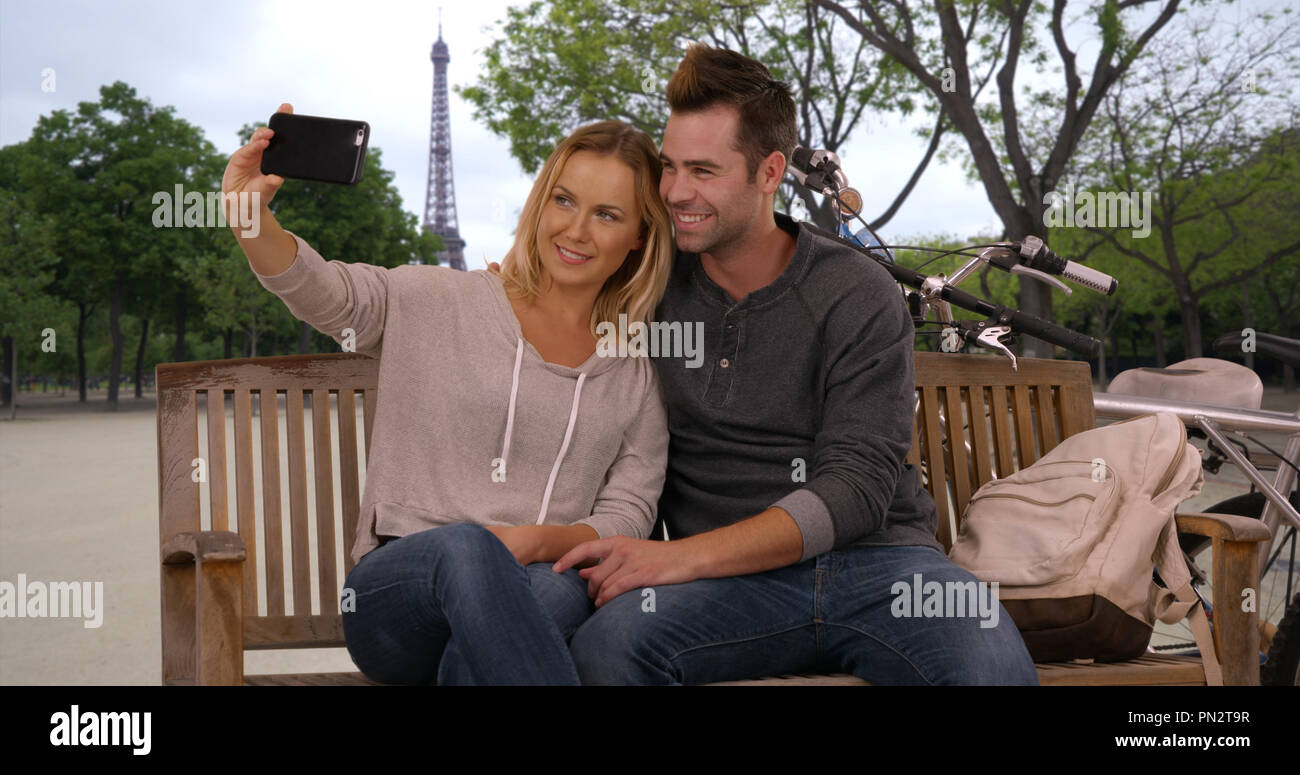 Glückliches junges Paar auf Urlaub in Paris ein selfie mit Handy Stockfoto
